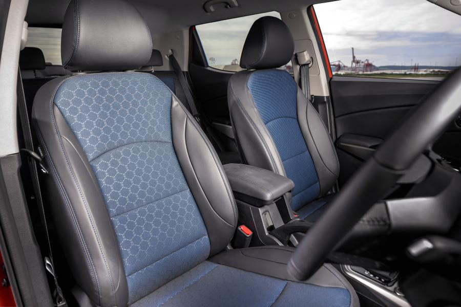 Интерьер SsangYong Tivoli LE 2019 года  (UK) (фото 23 из 34)